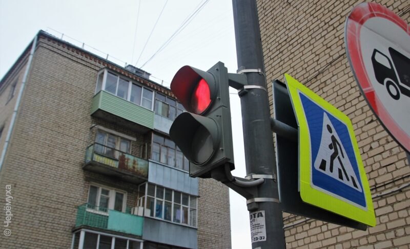 Выезд на главную стал проще: на перекрёстке Свободы и Радищева установили светофор