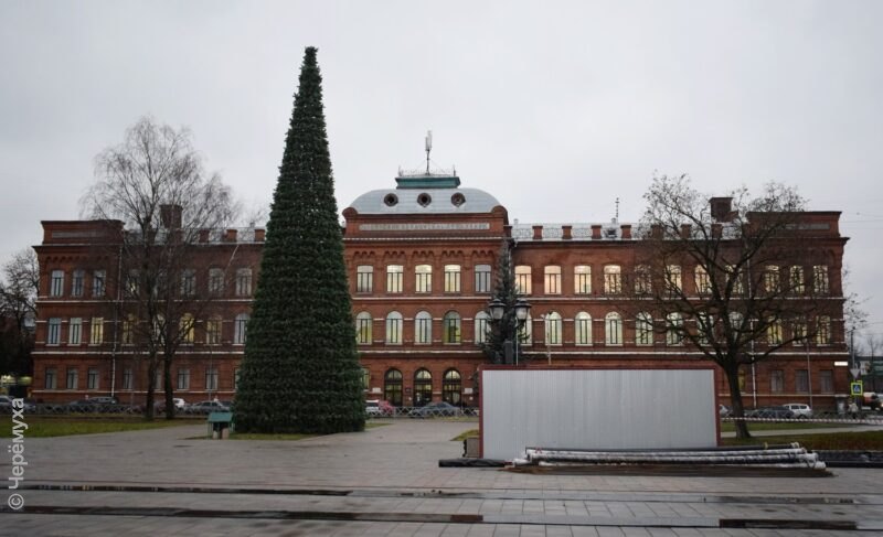 На площади Дерунова в Рыбинске готовятся к монтажу катка с искусственным льдом