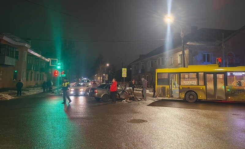 Три человека пострадали при столкновении автобуса и автомобиля в Рыбинске