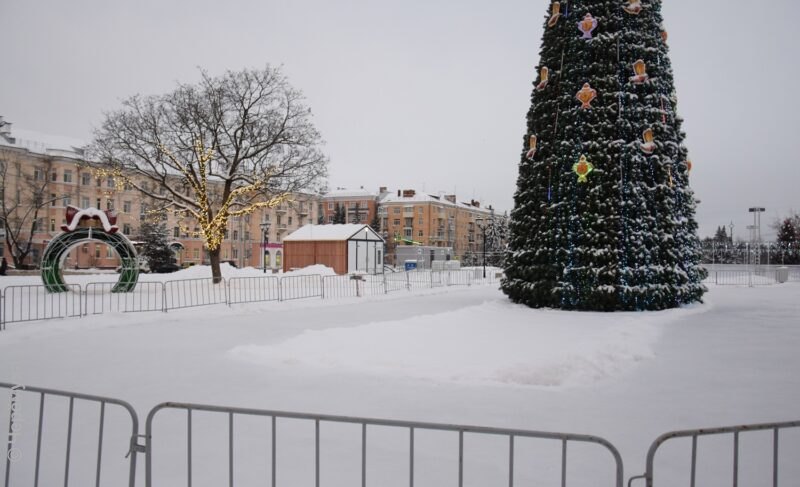 На площади Дерунова появился лёд вокруг ёлки