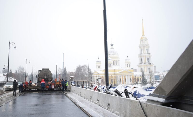 На мосту через Волгу в Рыбинске укладывают асфальт. Затем будут принимать решение по движению