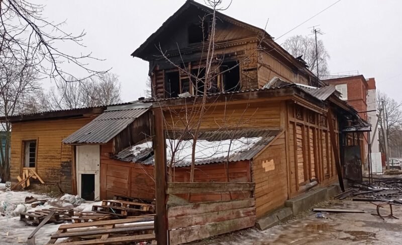 В Рыбинске случился пожар на территории бывшей психбольницы. Опять