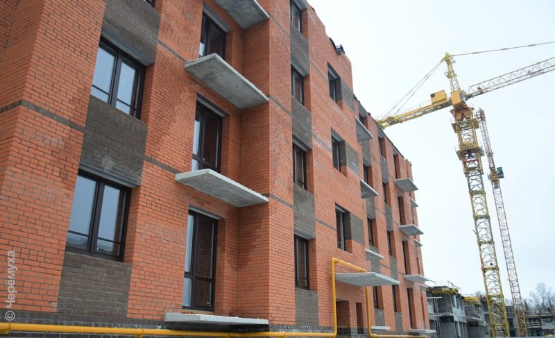 Успеют или нет? Как дела со строительством дома на Корнева в Рыбинске за месяц до срока сдачи