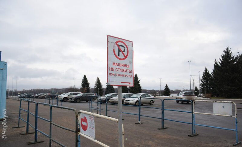 Почему площадь перед «Полётом» превратилась в парковку?