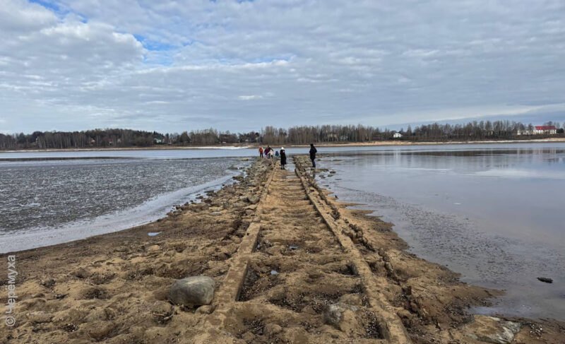 Вода ушла и обнажилась «дорога»: в Рыбинске обмелела Волга. Фото