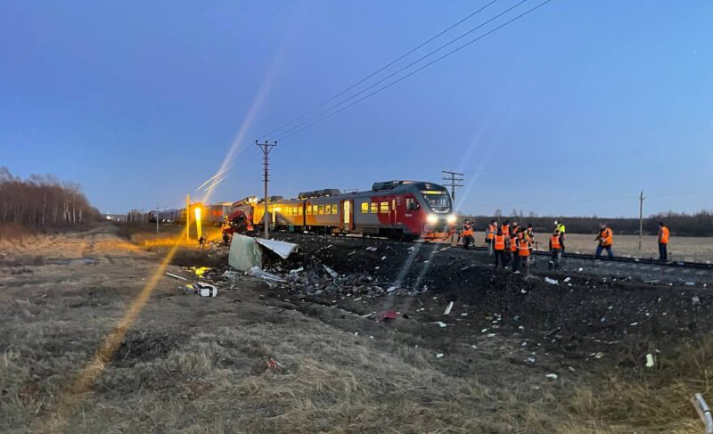 Авария на переезде: поезд «Рыбинск — Ярославль» столкнулся с грузовиком