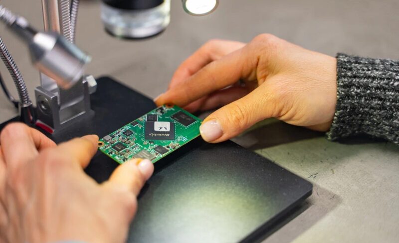 Ростех начал выпуск мини-компьютеров для нейросетей. Производство локализовано на РЗП