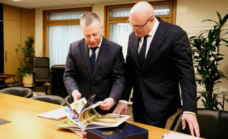 Евраев и Чернышенко во время встречи поговорили о развитии региона