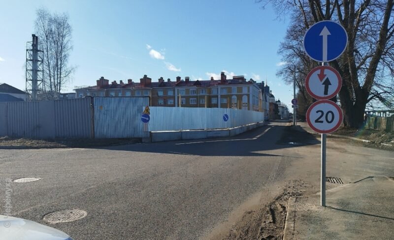В Рыбинске сузили дорогу на Волжской набережной из-за строительства гостиницы