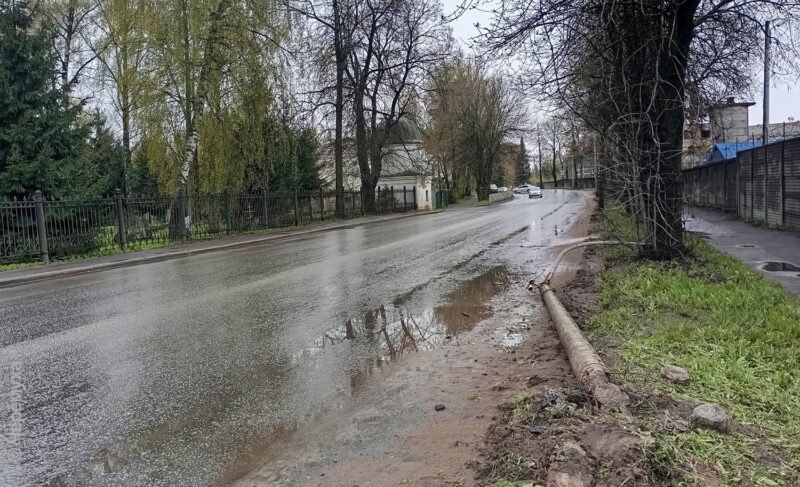 В Рыбинске вновь легковое авто «уронило» столб