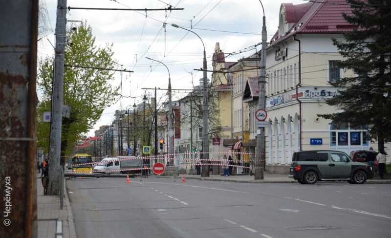 Снёс ограждение и опору: последствия ночного ДТП на Крестовой в Рыбинске. Фото