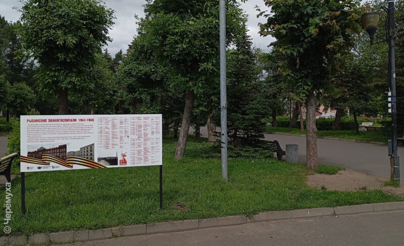 На рыбинской Аллее Славы неизвестные повредили стенды уличной выставки