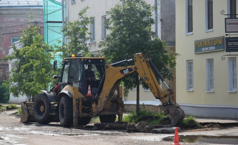 На улице Чкалова в Рыбинске возобновили ремонт. Пауза возникла из-за корректировки проекта