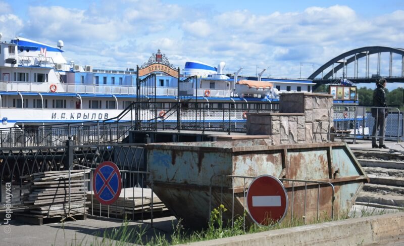 Начали ремонт: как сейчас выглядит лестница на Лоцманском бульваре. Фото