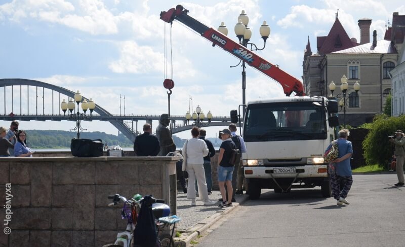 Памятник Льву Ошанину восстановили, он вернулся на набережную. Фото