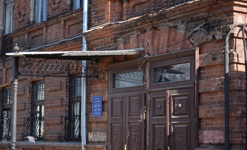 Во время ремонта улицы Чкалова в Рыбинске повредили историческое здание