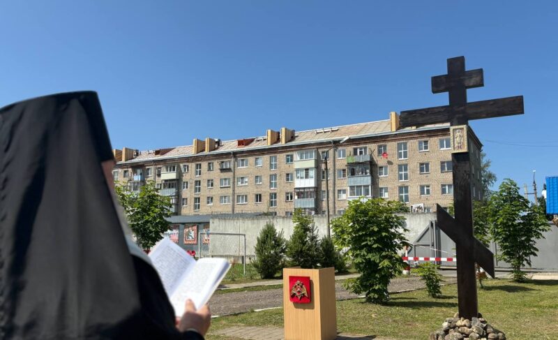 На базе отряда «Бурлак» в Рыбинске на месте будущей часовни установили поклонный крест