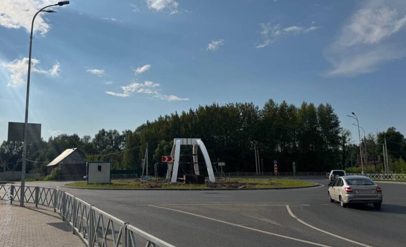 В Рыбинске на улице Гагарина устанавливают самолёт МиГ-21