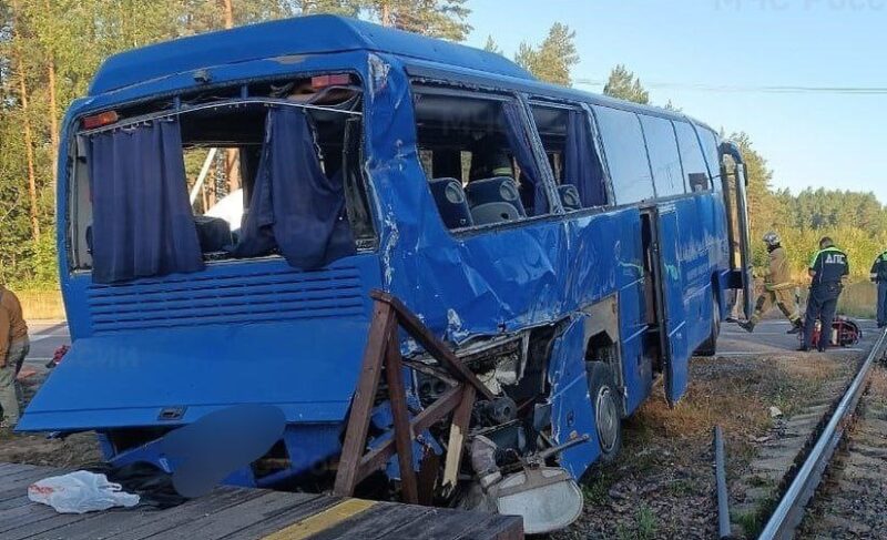 Возвращались в Тутаев: автобус с паломниками столкнулся с поездом в Ленинградской области