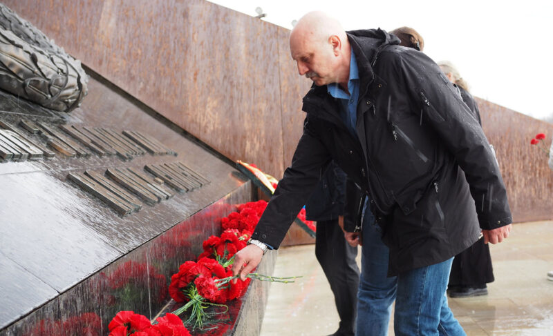 «Вахта памяти — Горсть земли»: как рыбинские моторостроители участвуют в патриотической акции и почему им это важно