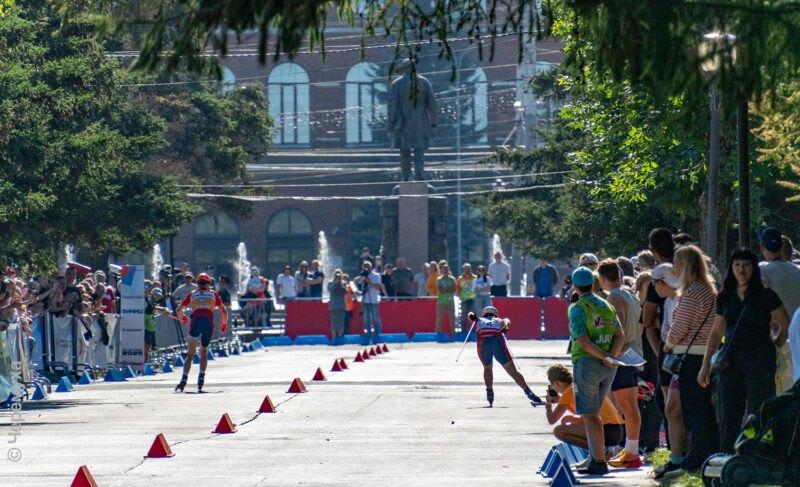 В центре Рыбинска. Фоторепортаж со спринтерских забегов финала Кубка России-2025 по лыжероллерам