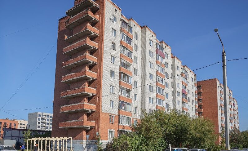 Ремонт фасада или спецсчёт? Жильцам дома на Малиновской обещают решить вопрос падающих кирпичей, но с условием