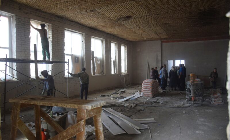 Штробят, монтируют и красят: фоторепортаж из Рыбинского драмтеатра, где идёт ремонт