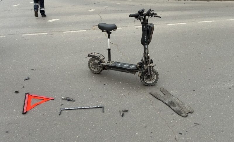 В Рыбинске мужчину госпитализировали после столкновения электросамоката и автомобиля