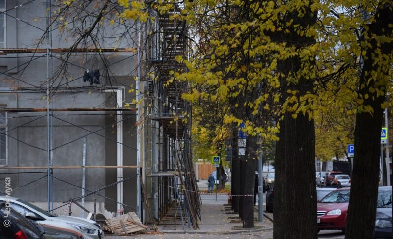 Здание административного назначения. Как идёт ремонт фасада особняка на Крестовой