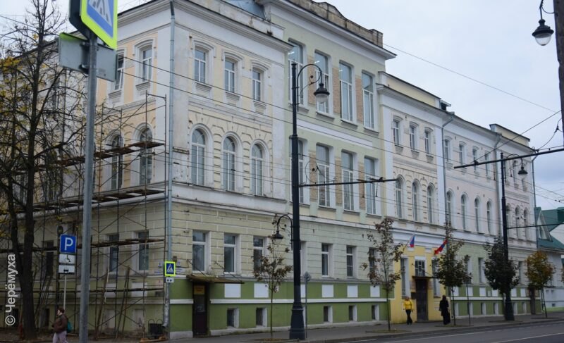 В Рыбинске выставят на торги здание бывшей земской управы на Крестовой. Сейчас его занимает горадминистрация