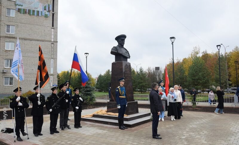 На площади Жукова в Рыбинске открыли памятник маршалу и даже включили фонтан