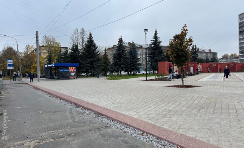 «Странное обрамление». Рыбинцы спрашивают, почему по краям площади Жукова остались недоделанные края тротуара