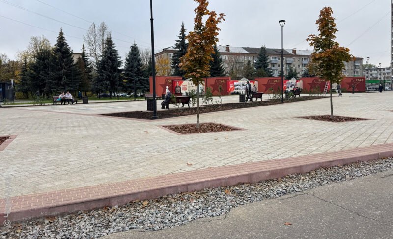 Вдоль площади Жукова в Рыбинске отремонтируют тротуар. Пока с одной стороны