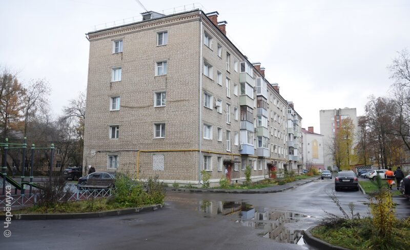 «Это цветочки». Как жители дома №6 на улице Братьев Орловых год добивались ремонта канализационной системы