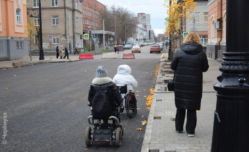 «Работы в завершающей стадии». Фоторепортаж о (не)доступной среде на обновлённой улице Чкалова в Рыбинске