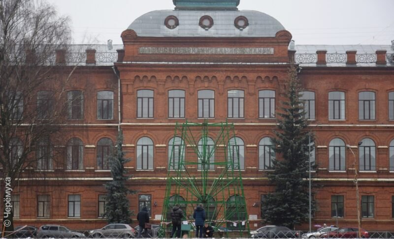 На площади Дерунова монтируют новогоднюю ель. Как ещё украсят Рыбинск к праздникам