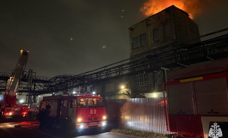 В Ярославле горело здание бывшего лакокрасочного предприятия