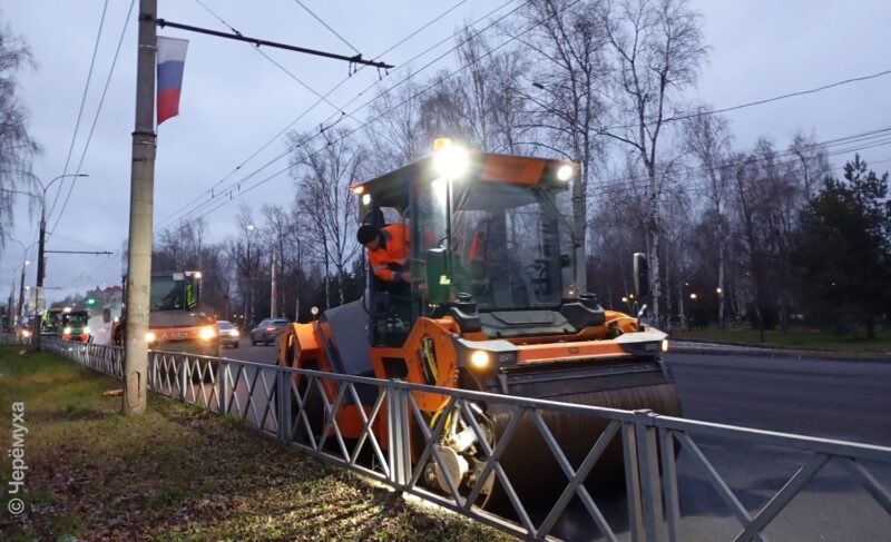 В Рыбинске на проспекте Ленина меняют асфальт. Работы ведут без перекрытия движения