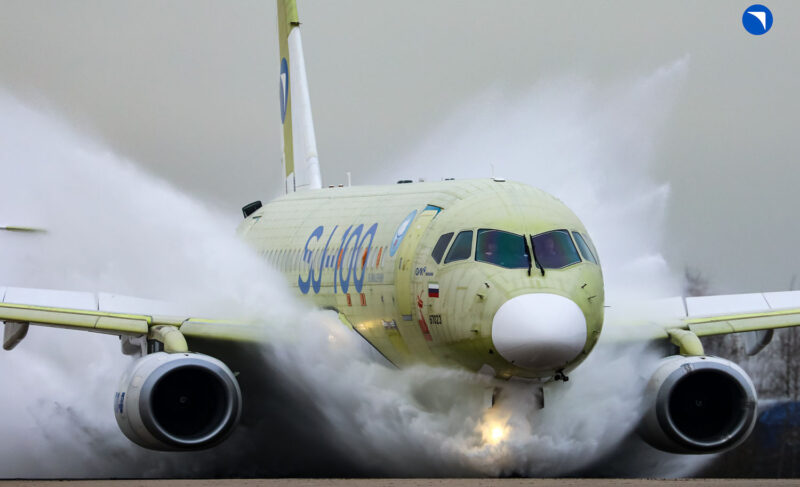 «Суперджет» с рыбинскими двигателями испытали в «бассейне». Эффектное видео от ОАК