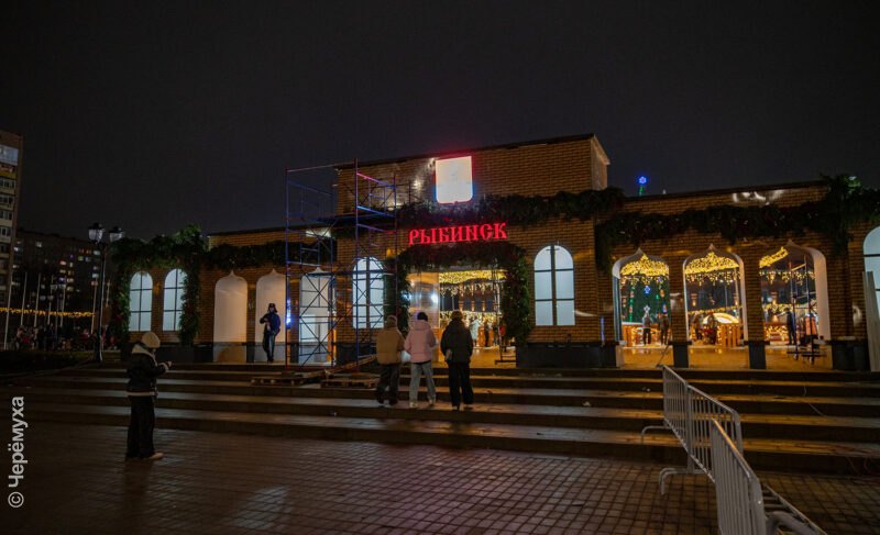 Каток на площади Дерунова в Рыбинске открыли, но работы продолжаются