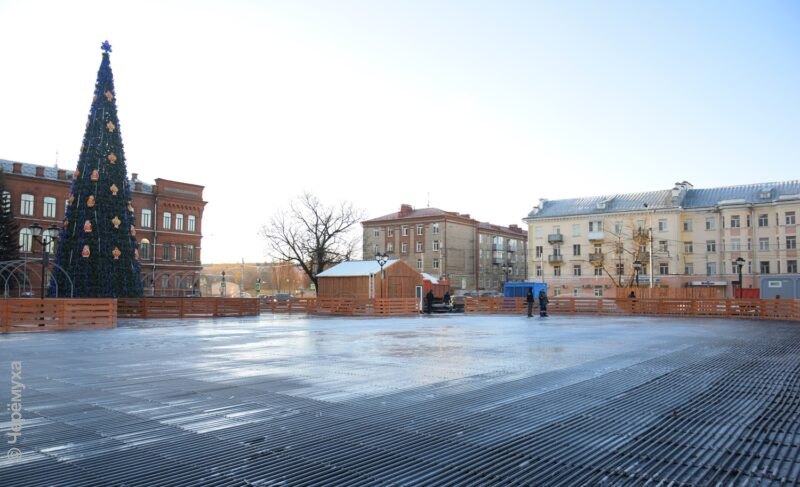 «Лёд будут заливать круглосуточно». В Рыбинске готовят к открытию каток на площади Дерунова