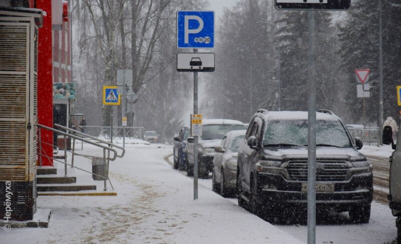 «Скоро на велосипеды пересядем». Мнения рыбинцев о платных парковках