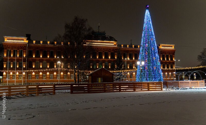 Снег, подготовка к Новому году и немного раскопок. Фоторепортаж с улиц вечернего Рыбинска
