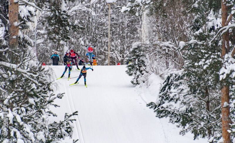 Третий этап Кубка России по биатлону завершили масс-стартом. Фоторепортаж зрелищной гонки