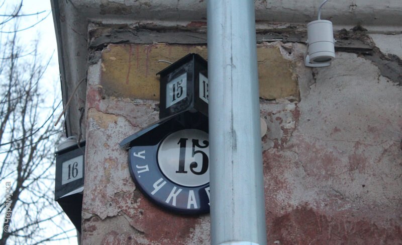 Дом Григорьевых в Рыбинске подсветили, а фасад не отремонтировали — в одной картинке