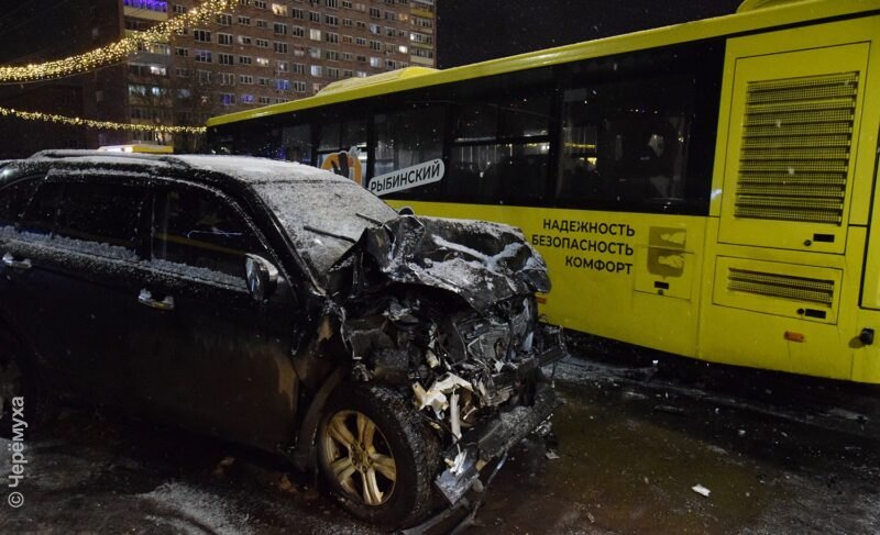 В тройном ДТП на Крестовой в Рыбинске пострадали четыре человека