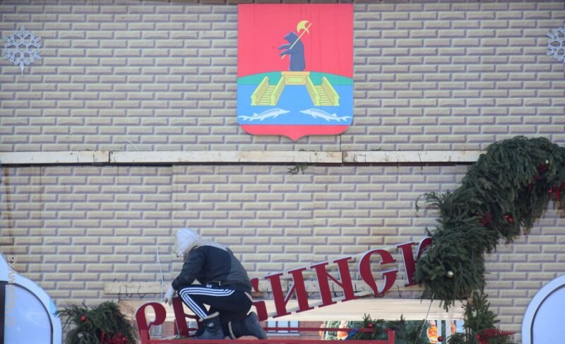 Каток разберут, фонтан подготовят. Фото с площади Дерунова в Рыбинске