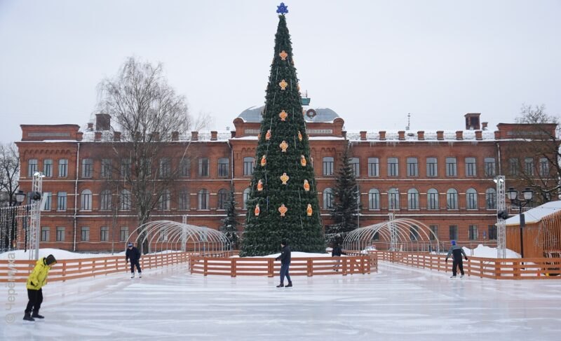 Встречать весну с ёлкой, кажется, становится новой рыбинской традицией