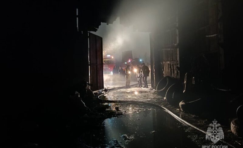 Вынесли восемь газовых баллонов: как тушили горевший ангар в Хвощёвке