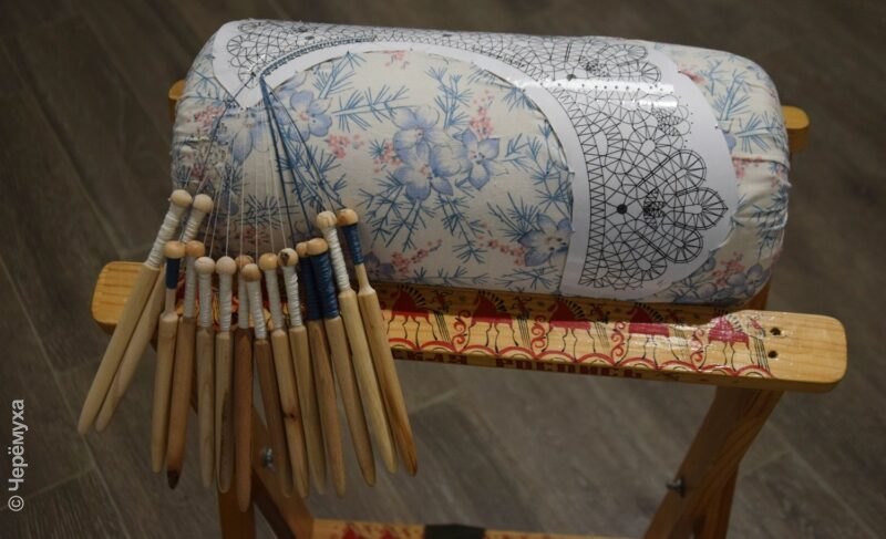 Когда звенят коклюшки. В Рыбинске открылась выставка, посвящённая 30-летию клуба кружевоплетения